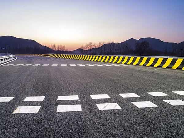震荡标线是安装在公路上使经过的车辆减速的交通设施