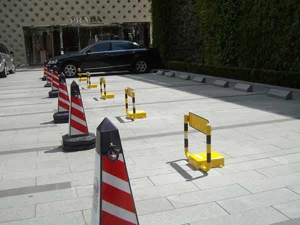 小区车位锁的安装位置，一般安装在停车位中间入口的1/3处，安装条件要求在水泥平整的地面上